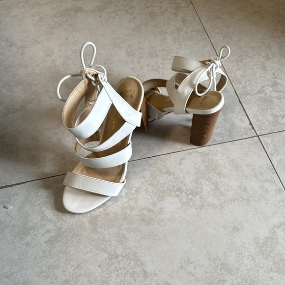 Elegant White Strappy Heels - Picture 4 of 6